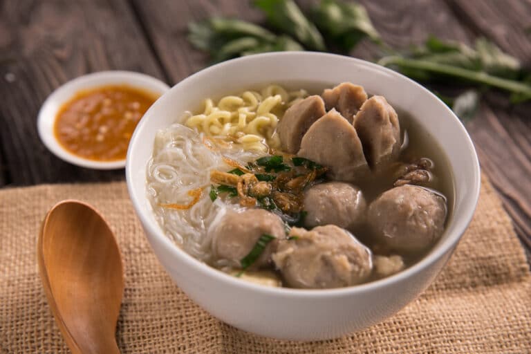 LOCAL DISHES IN INDONESIA MUST TRY